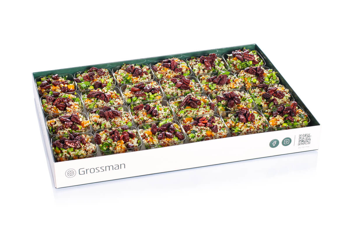 מגש עם 24 כוסיות מרובעות קטנות עם סלט קינואה מבושל עם טופינג של פקאן סיני