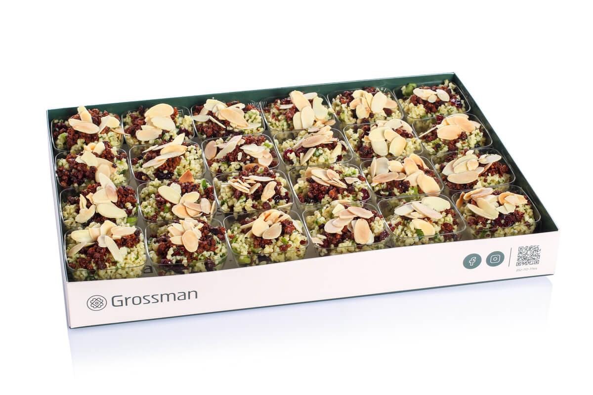 24 יחידות של כוסיות קטנות עם סלט טאבולה, שמורכב מבורגול עשבי תיבול, ומעל שיברי פקאן או שקדים