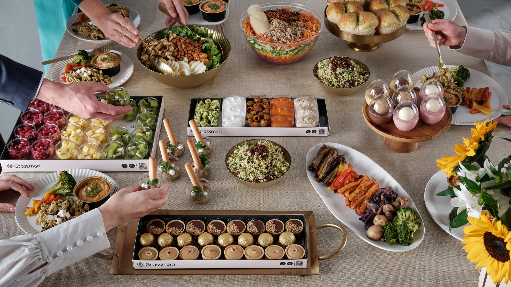 תמונות אווירה של ארוחת פרימיום, מגוון של מגשים מתוקים ומלוחים, סלטים מרכזיים לחמניות שום ומטבלים