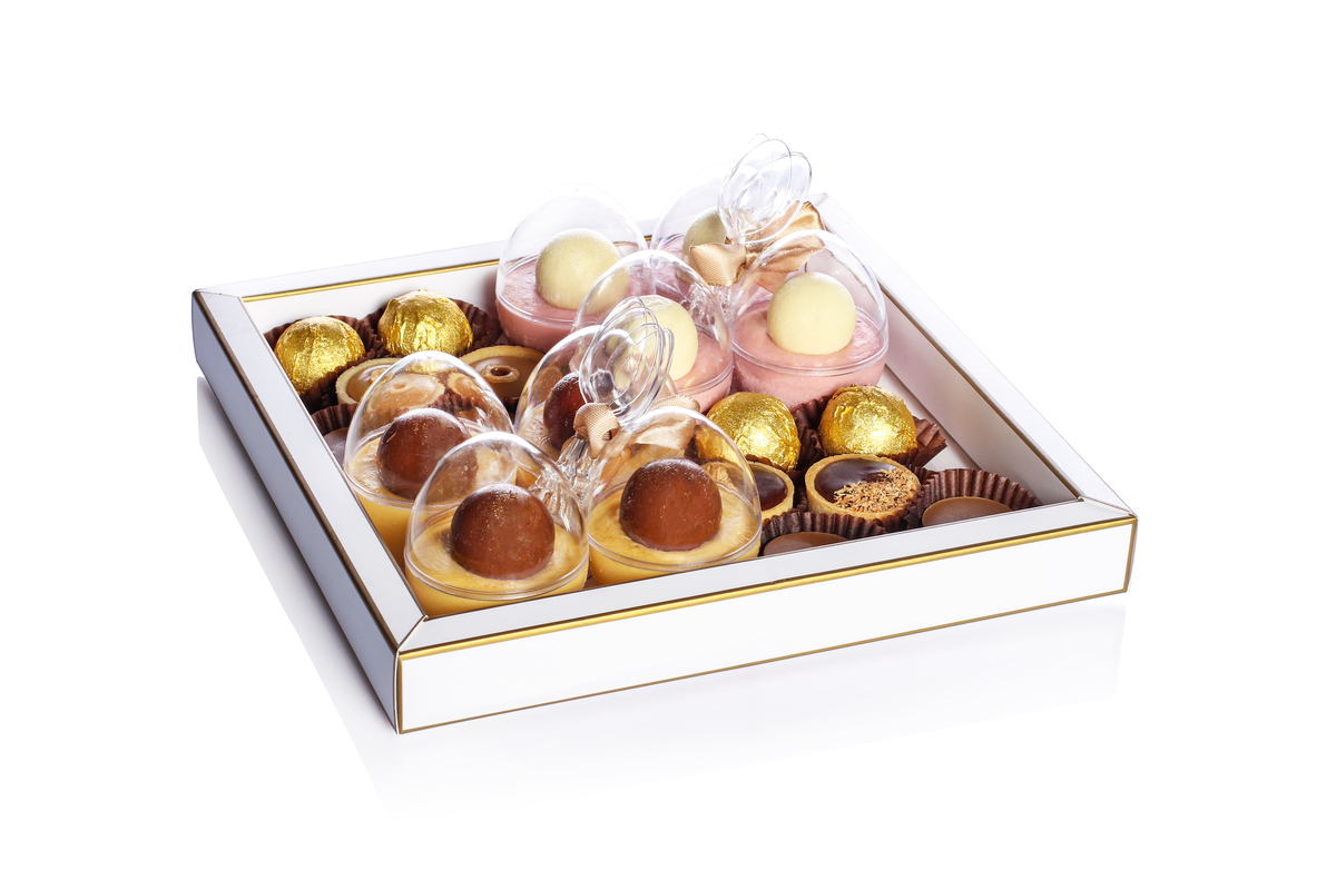 מארז מתוקים בינוני מכיל 8 כוסיות קרמו בטעמים שונים, 4 פאיים אישיים 4 ממתק שקדים ו4 פררו רושא מגיע עם כפיות קטניות