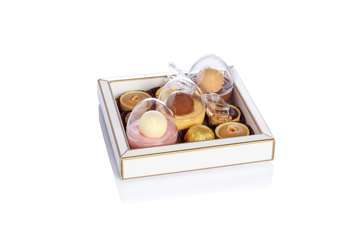 מגש מתנה מתוקים, בגודל אישי, מכיל 3 כוסיות קרמו בטעמים שונים, 4 פאים אישיים ו2 פררו רושא