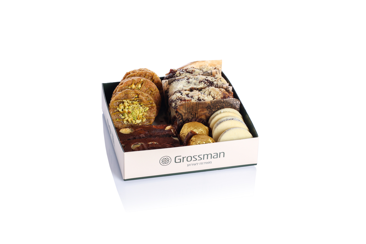 מגש מתוקים קטן , 3 פרוסות שמרים שוקולד, 3 עוגיות פיסטוק 3 מלבני בראוניז, 2 פררו רושא 3 עוגיות אלפחורס