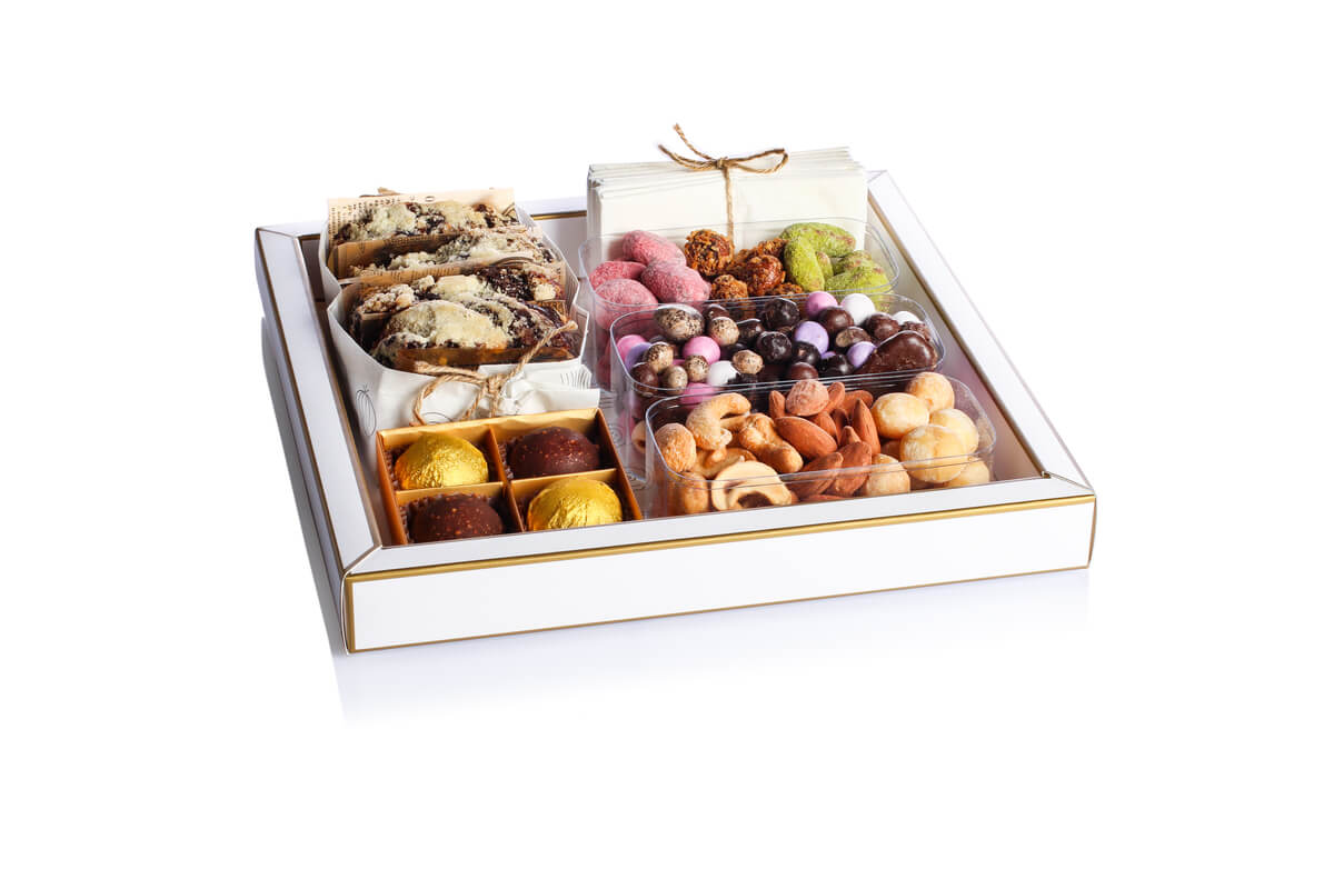 מארז לשבת מורכב משמרים, פררו רושה, פיצוחים ושוקולדים