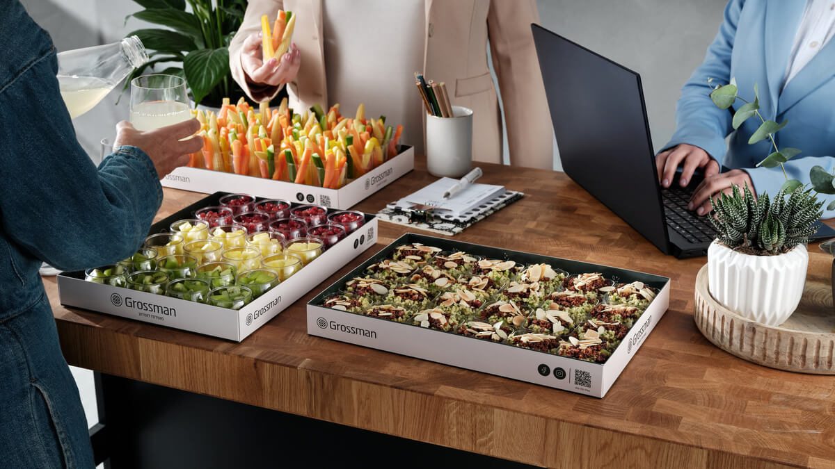 תמונות אווירה של חבילת מגשי בריאות 3 מגשים המכילים פירות בכוסיות מקלות ירקות בכוסיות עם מטבל וסלט טבולה בכוסיות אישיות