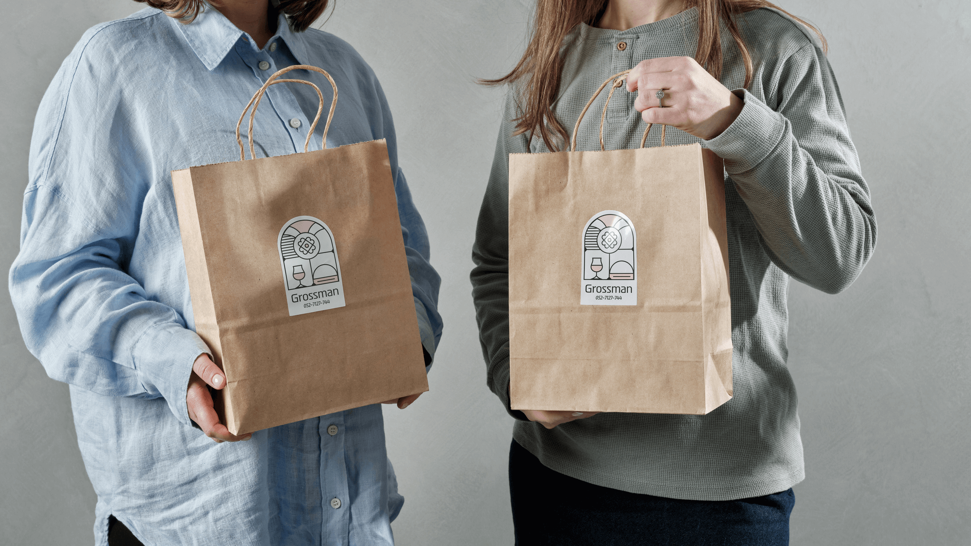 שני נשים מחזיקות בשקיות עם מארז אישי בפנים